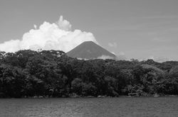 Lago, bosque, volcán activo, cielo