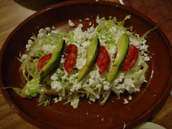 Flautas de pollo con quesillo, aguacate, chile y tomates