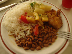 CUENCA - Arroz, frijoles, ensalada y Pescado.JPG