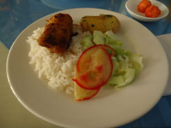Arroz, ensalada, papa cocida y pechuga rellena