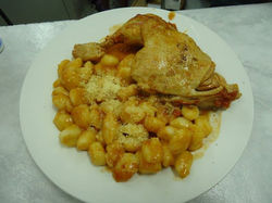 Nhoqui con Pollo