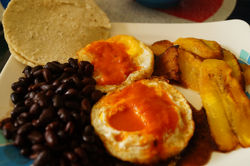Desayuno en el Mercado_ Tortillas, frijol, huevos y platanos