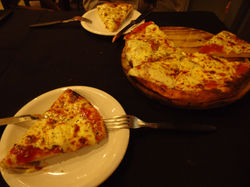 Pizza: mozzarela e salsa de tomate