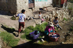 Campesina lavando ropas en el rio