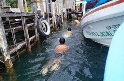 Jugando en el agua del Lago Atitlán