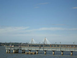 fondo la Puente Internacional San Roque Gonzalez de Santa Cruz