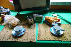 Desayuno en el Hostel - Papaya, avena, cafe y pan con queso crema