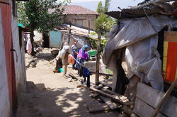 El gallinero y al fondo Fernanda y Dona Maria