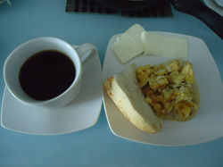 Cafe, pan, queso huevos revueltos