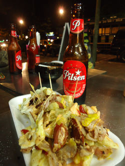 Salchipapas y cerveza pilsen