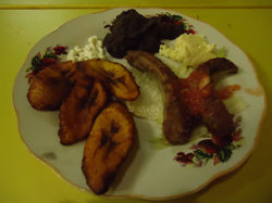 Cena_Frijol,_queso,_plátano,_longaniza_y_crema