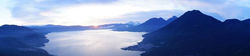 Lago Atitlán y volcanes alrededor