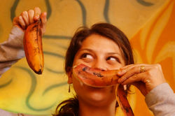 Mi chiquita con los bananos rojos