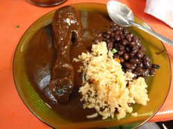 Almuerzo en el Mercado_Pollo con Mole, arroz y frijoles negros