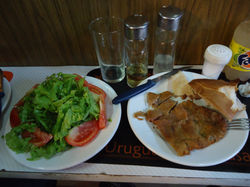 Plato compartido:Milanesa y Ensalada