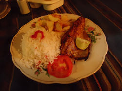 Cena - Arroz, ensalada, papas fritas y trucha del titicaca.JPG