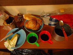 Desayuno en el Hostel_Cafe y panes con mantequilla