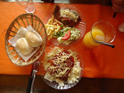 Ravioli y Milanesa con Papas Fritas