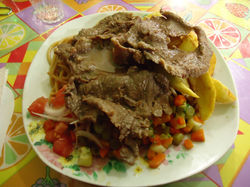 Arroz, ensalada, papas fritas y asado.