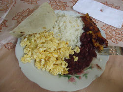 Desayuno en el Mercado- Arroz, frijol, huevos, platano y tortilla