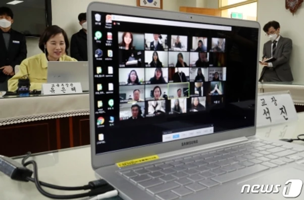 초·중학생 만난 유은혜, 온라인클래스·e학습터 화상수업 content media