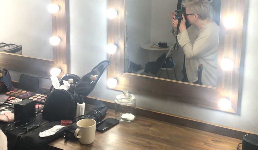 Claudia Gattinger Shooting beim Hübschmachen