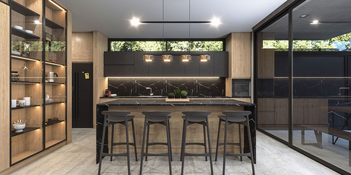 Cocina con isla y banquetas, el piso es de travertino, los muebles son de paraíso lustrado. las alacenas tienen puertas de vidrio, hay una lampara colgante sobre la isla y grandes ventanas de color negro.