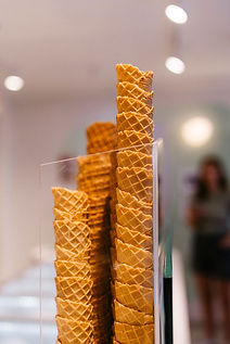 eiskugel-auf-die-hand-innenstadt-lueneburg.JPG
