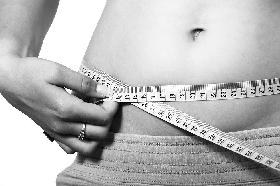Misuratore del metabolismo accanto a un bicchiere d'acqua, rappresentazione dell'effetto dell'acqua sul metabolismo