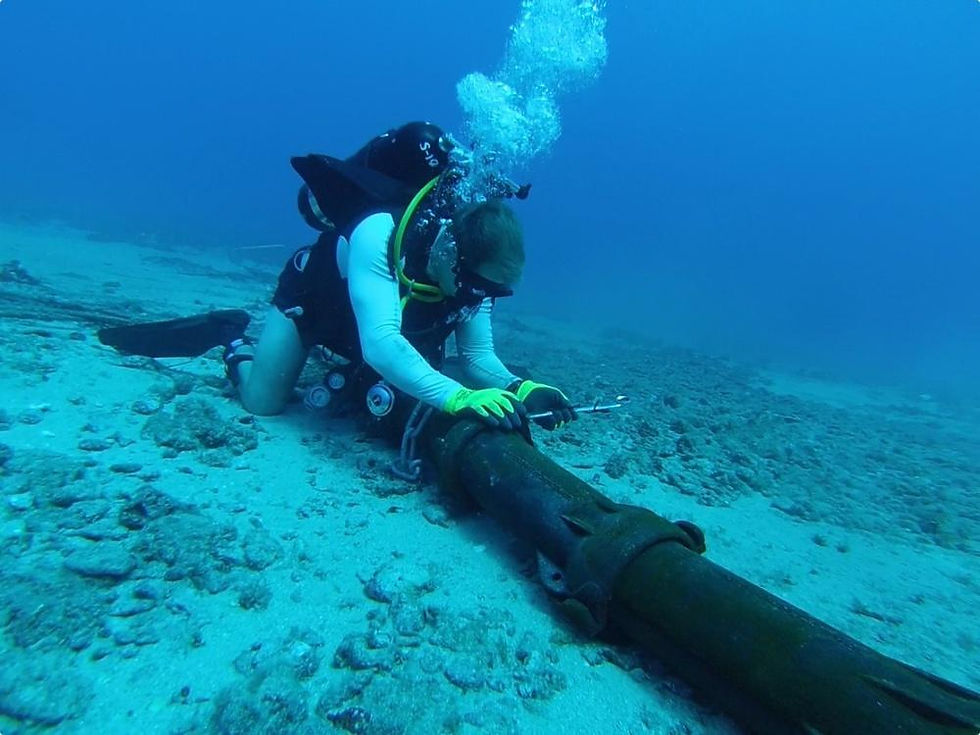 Operatori della U.S. Navy durante la manutenzione di un cavo sottomarino