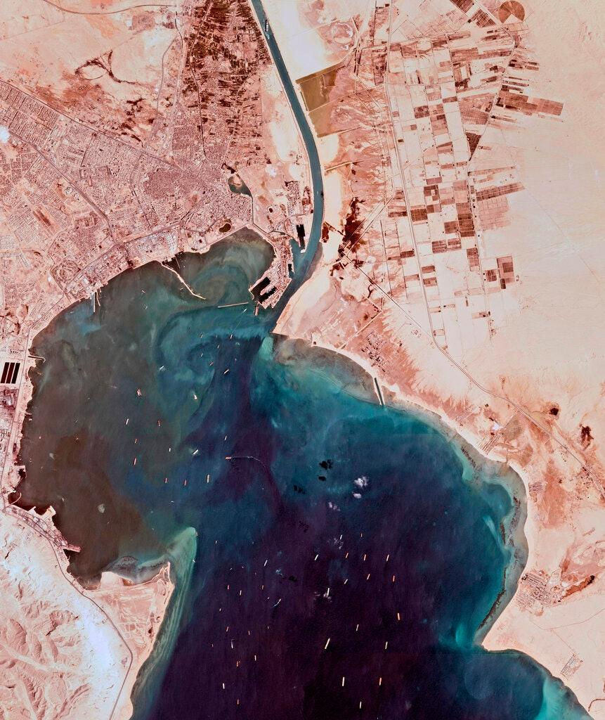La nave Ever Given incagliata nel Canale di Suez vista dal satellite