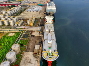 Iran oil exports and global energy trade routes affected by international sanctions