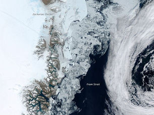 Immagine satellitare della costa nord-orientale della Groenlandia e dello stretto di Fram, corridoio marittimo tra Artico e Nord Atlantico.