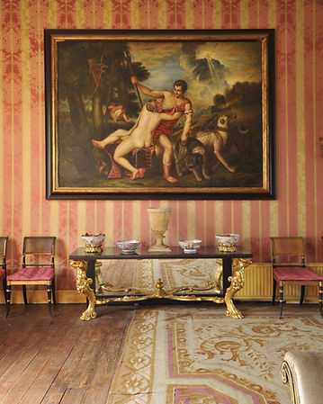 Mobiliário antigo e pinturas