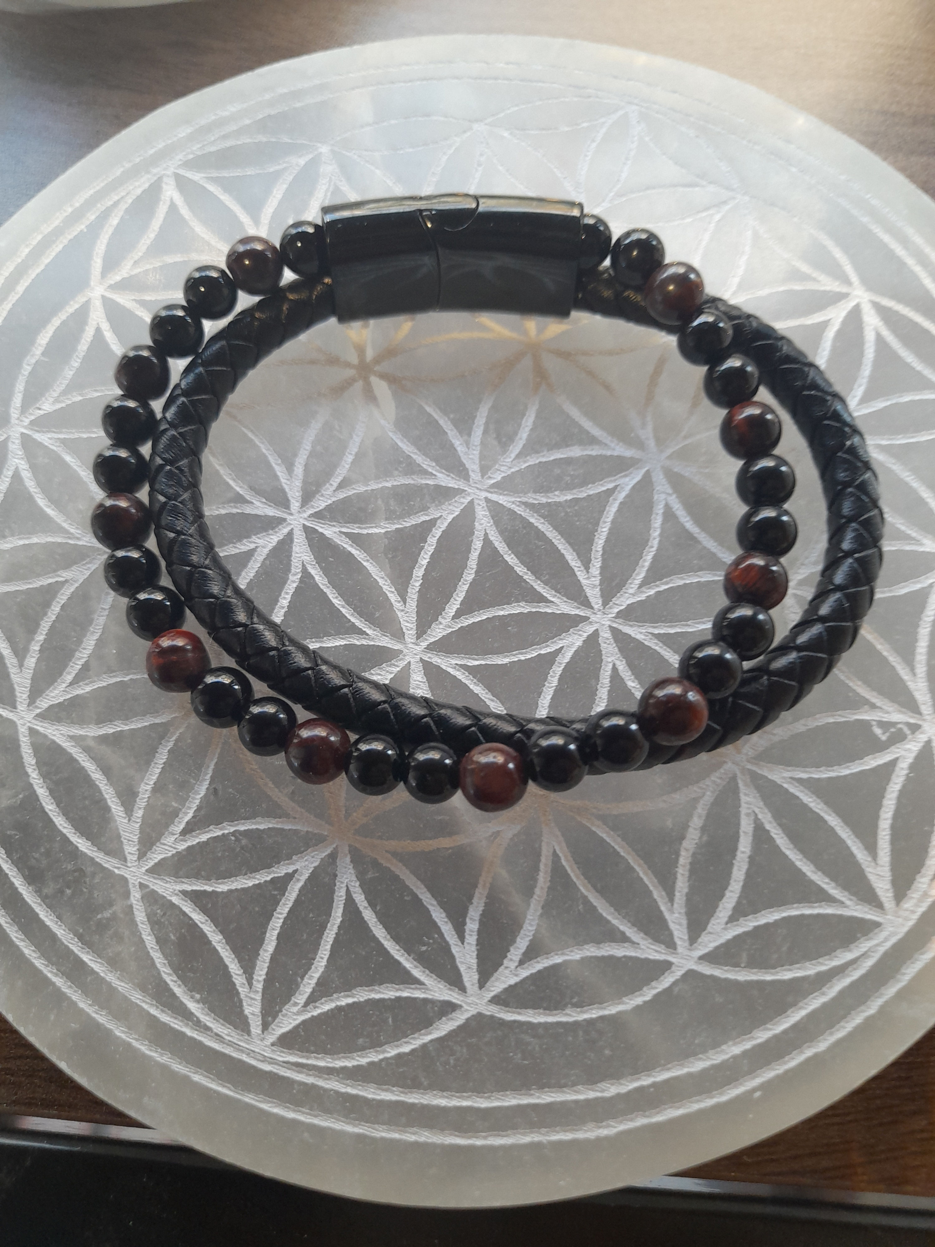 Bracelet en cuir noir, oeil de taureau et onyx 