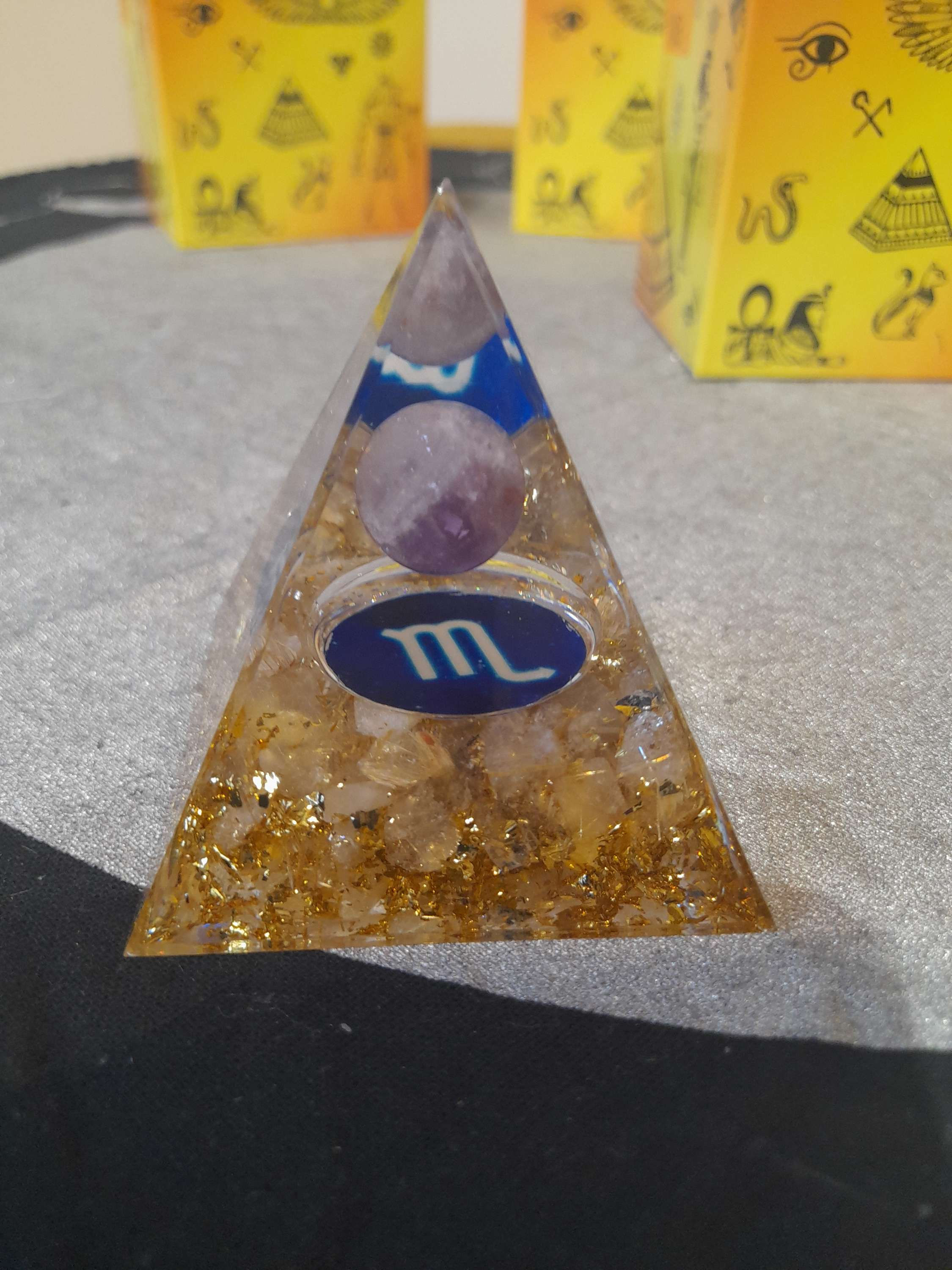 Orgonite 60mm scorpion en améthyste / cristal de roche / tourmaline 