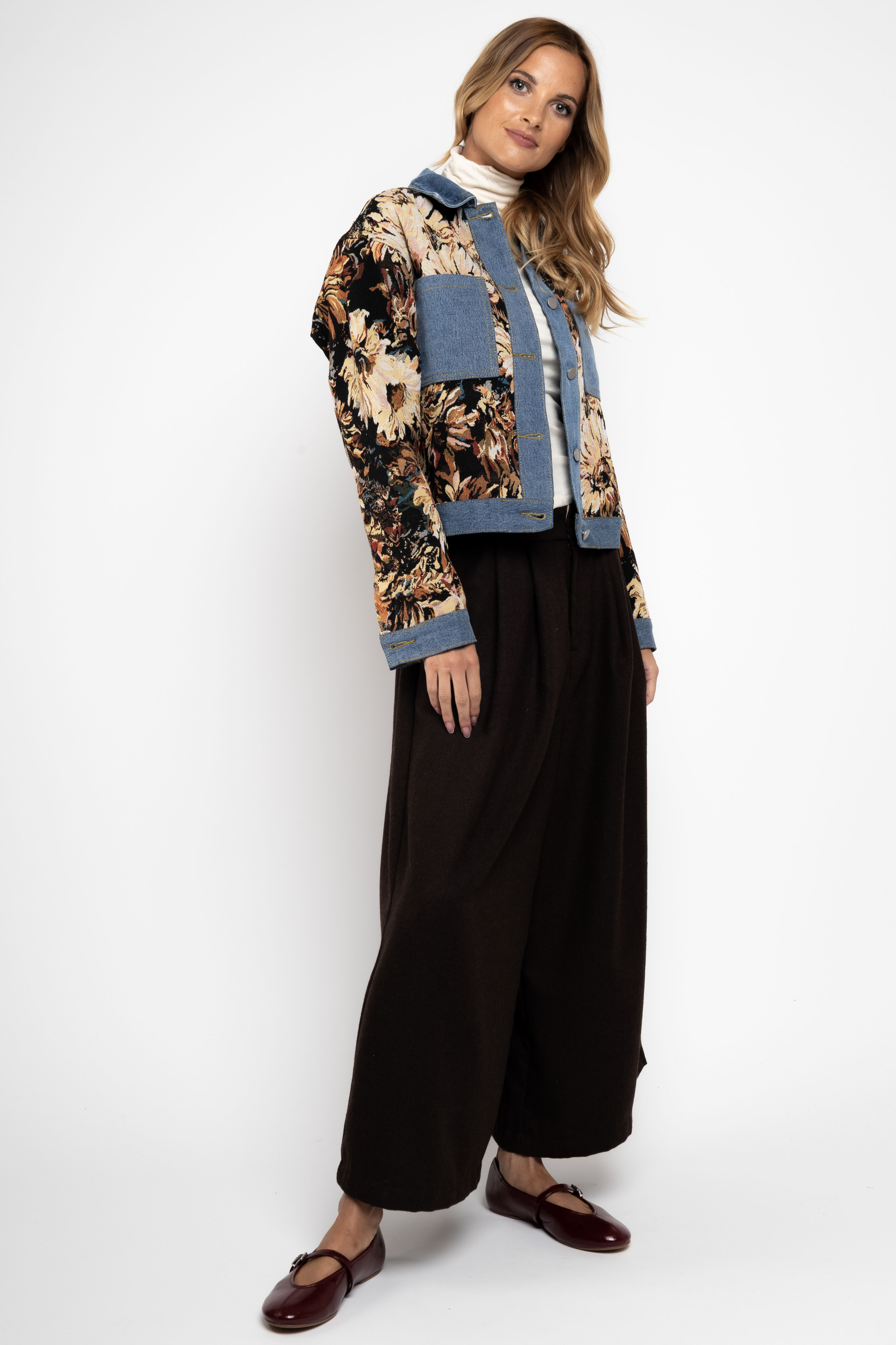 Denimová bunda s květinovým vzorem