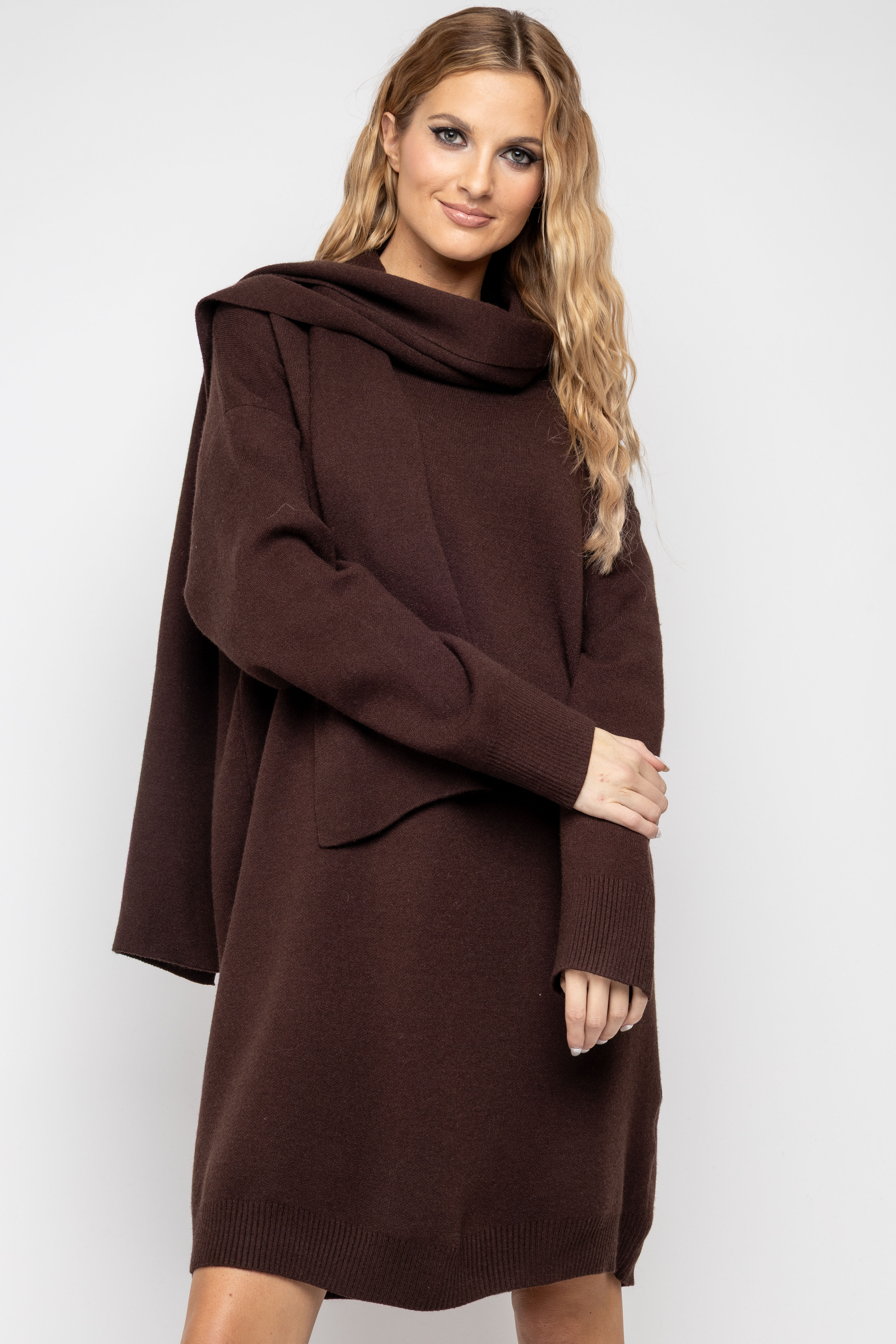 Hnědé pletené šaty s integrovanou šálou
