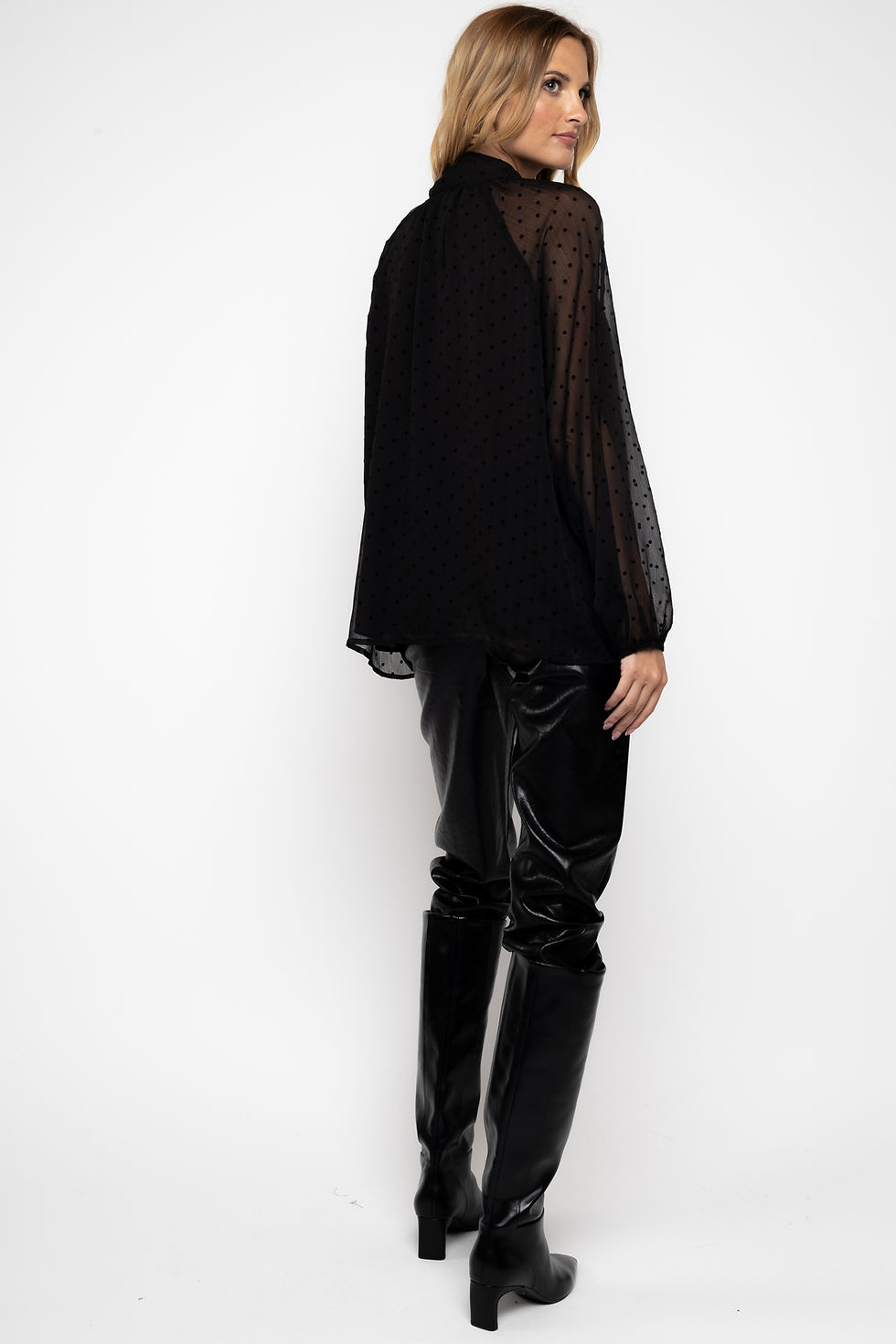 Miniatura: Černá halenka z jemného tylu s puntíky a vázankou