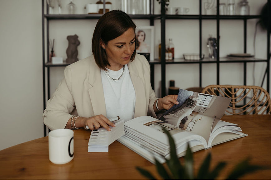 Frau liest Coffeetablebook