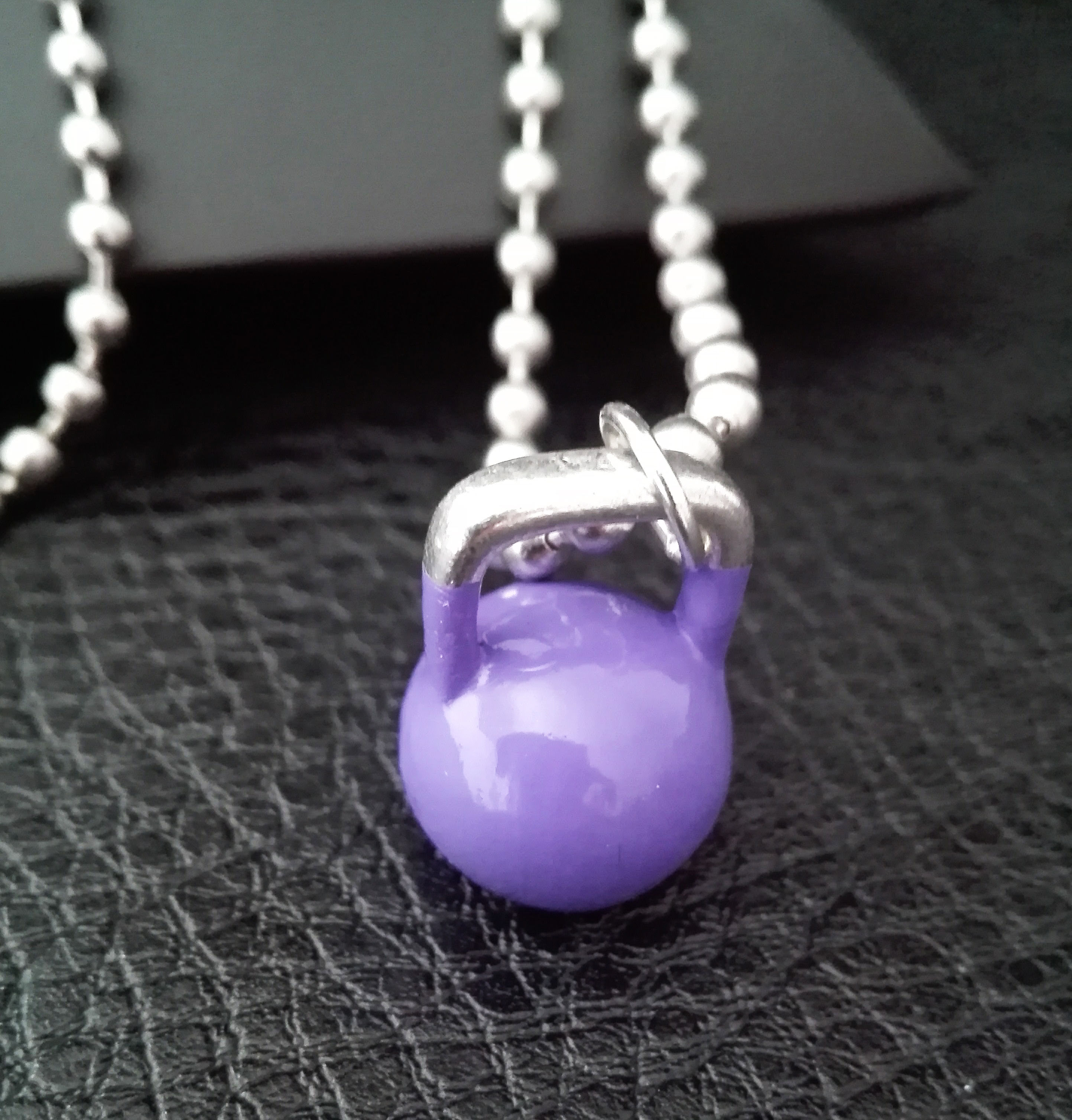 Pandantiv Kettlebell purple - KB002