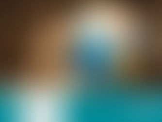 Boneco empurrando um globo terrestre sobre uma mesa, representando o início da jornada no comércio exterior, com faixa inferior contendo o logo da Rimera Multimodal e serviços de habilitação no RADAR, despacho aduaneiro e agenciamento de cargas.