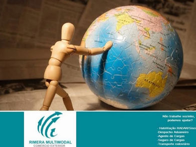 Boneco empurrando um globo terrestre sobre uma mesa, representando o início da jornada no comércio exterior, com faixa inferior contendo o logo da Rimera Multimodal e serviços de habilitação no RADAR, despacho aduaneiro e agenciamento de cargas.