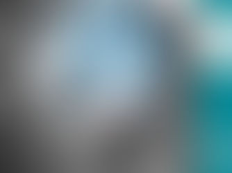 Executivo segurando uma lâmpada iluminada diante de um mapa-múndi, representando soluções estratégicas no comércio exterior, ao lado do logo da Rimera Multimodal.