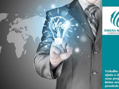 Executivo segurando uma lâmpada iluminada diante de um mapa-múndi, representando soluções estratégicas no comércio exterior, ao lado do logo da Rimera Multimodal.