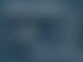 Ilustração sobre entreposto aduaneiro com contêiner sobre mapa do Brasil e gráfico de impostos, representando tributação fracionada e redução legal de tributos na importação.”