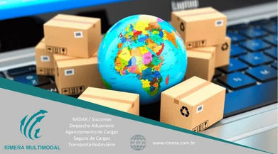 Imagem de caixas de exportação posicionadas sobre um teclado de notebook, com um globo terrestre ao centro e o logo da Rimera Multimodal abaixo, representando operações de Comércio Exterior e serviços de despacho aduaneiro.