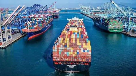 navio chegando em porto internacional de cargas. Rimera Comex. Armazenagem competitiva..we