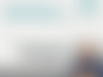 Profissional de comércio exterior com EPI ao lado de arte gráfica sobre tributos, representando explicação sobre fracionamento de impostos de importação via entreposto aduaneiro.