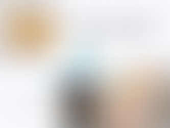 Profissional conferindo pallets embalados e certificados em armazém, representando boas práticas para proteger a mercadoria e evitar canal vermelho na importação.